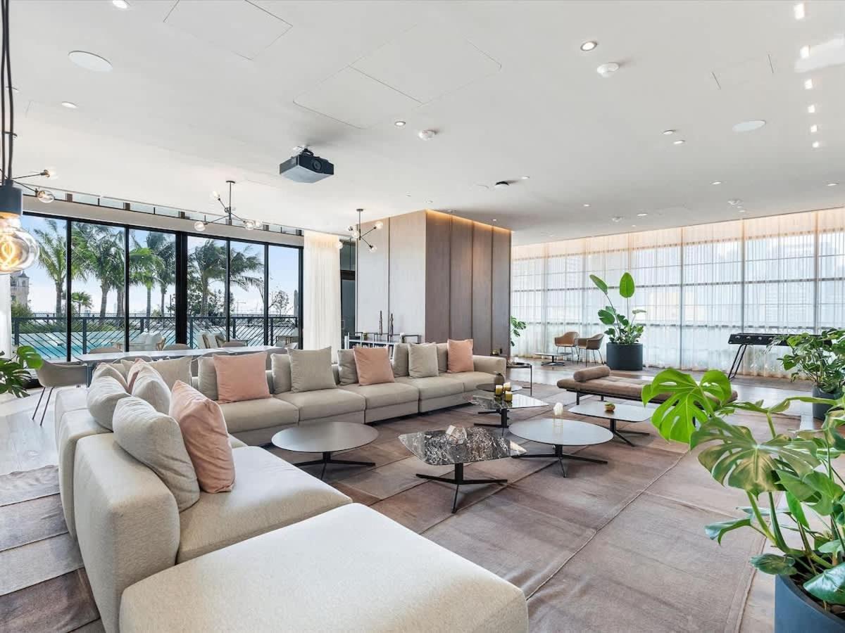 Mvr Ultra-high Floor Retreat With Balcony
