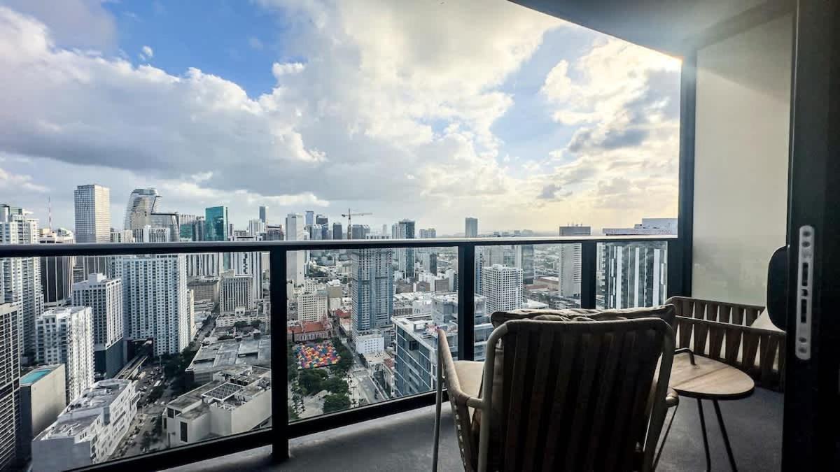 Mvr Ultra-high Floor Retreat With Balcony Apartment