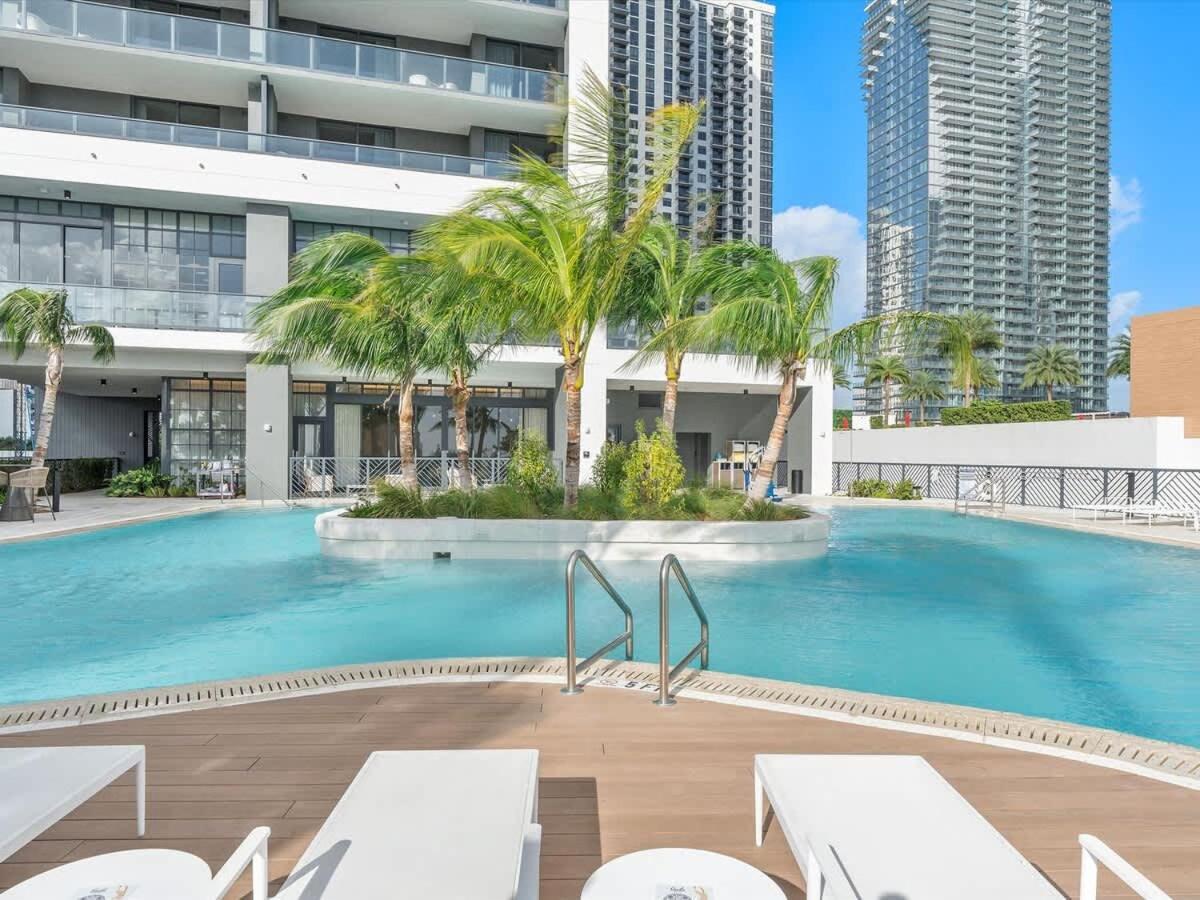 Mvr Ultra-high Floor Retreat With Balcony Apartment *