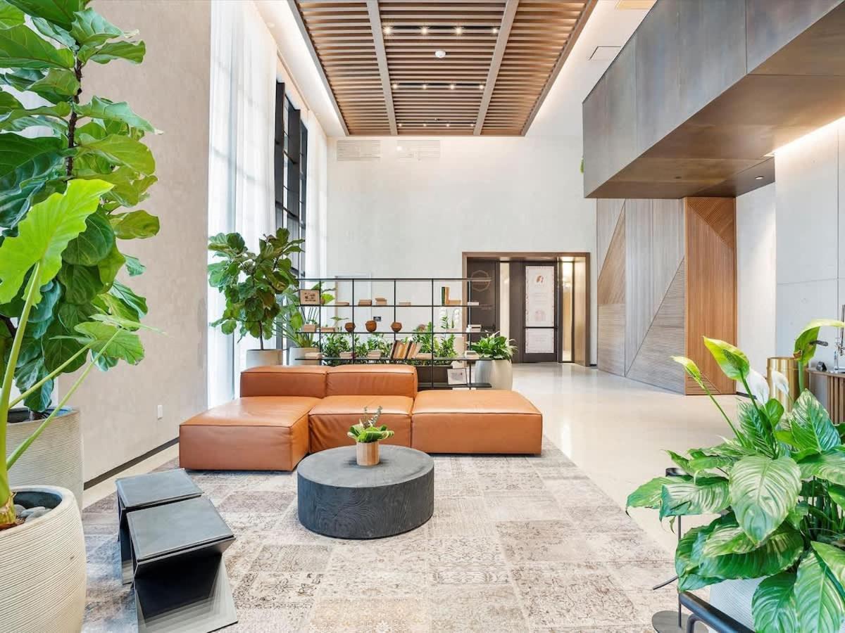 Mvr Ultra-high Floor Retreat With Balcony *