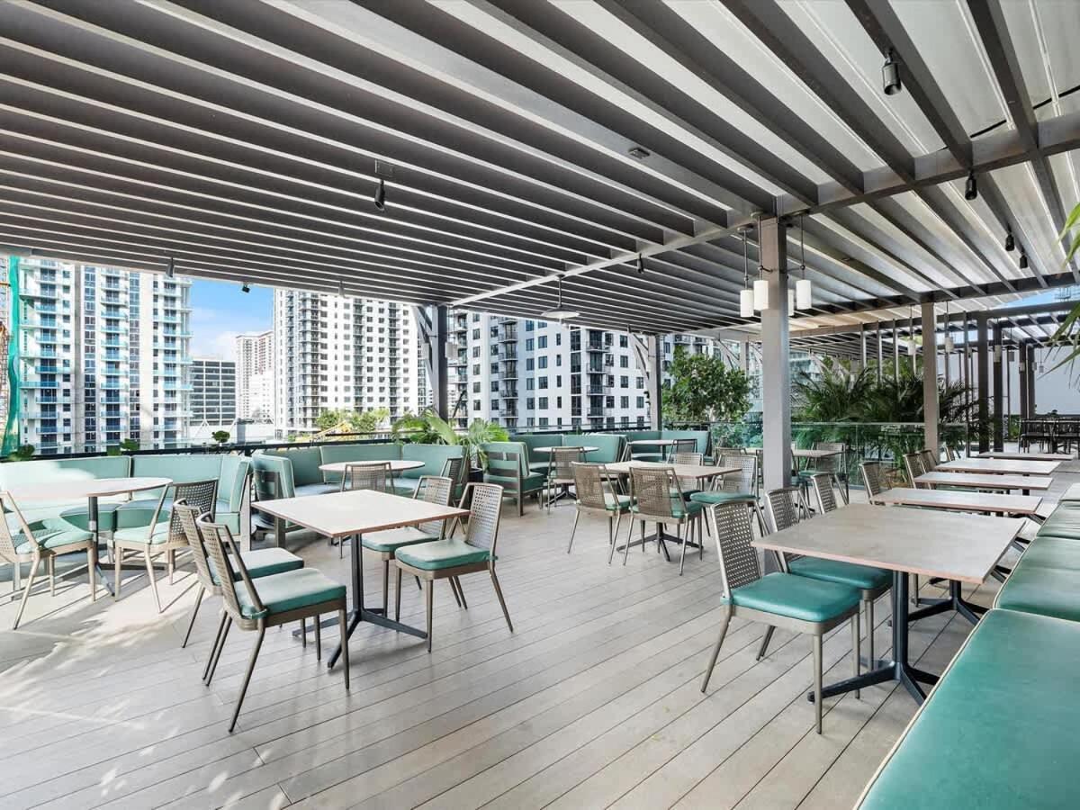 Mvr Ultra-high Floor Retreat With Balcony