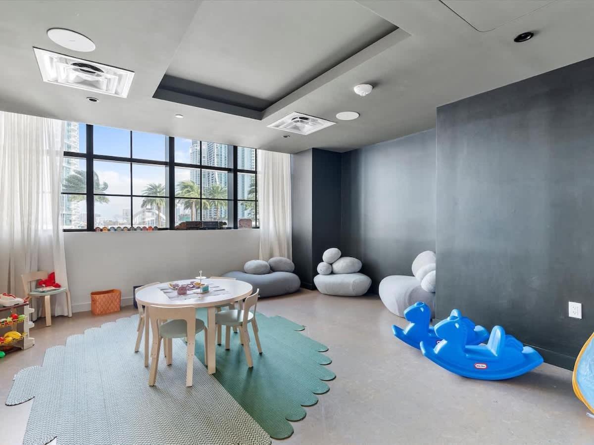 Mvr Ultra-high Floor Retreat With Balcony Apartment